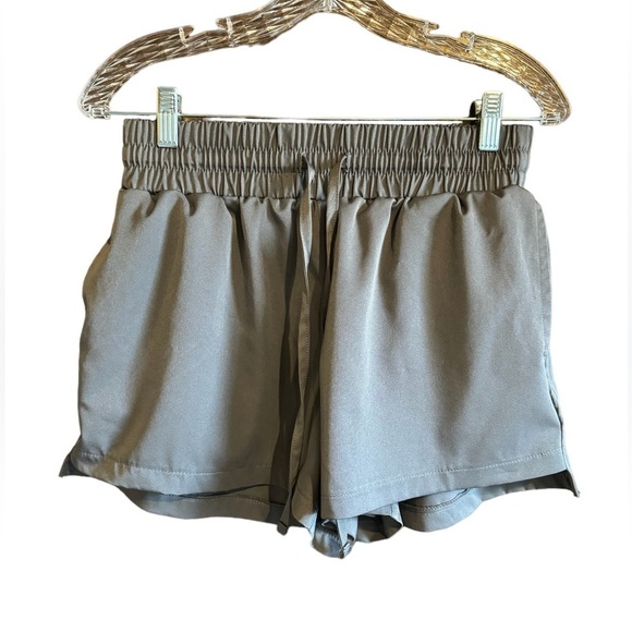 Savvi Woman's Gray Lightweight High Low Taylor Shorts, Size SM - Picture 2 of 9